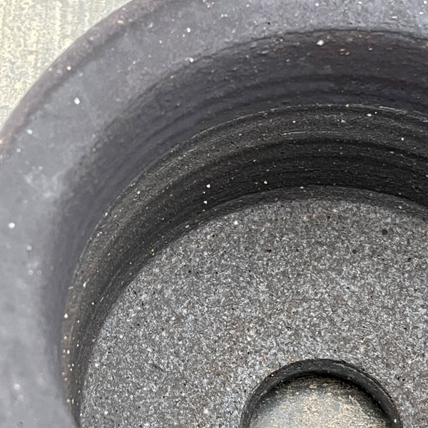 信楽焼き：黒鉄釉中深エン付 L（直径約14.5cm）