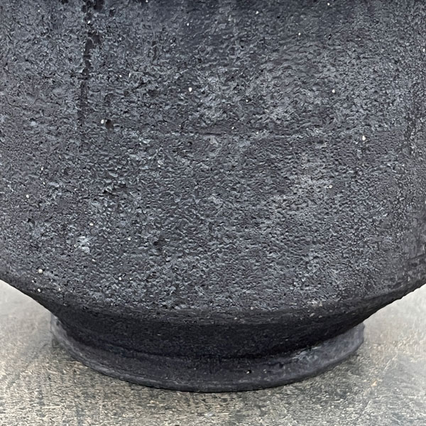 信楽焼き：黒鉄釉中深エン付 L（直径約14.5cm）