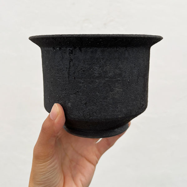 信楽焼き：黒鉄釉中深エン付 L（直径約14.5cm）