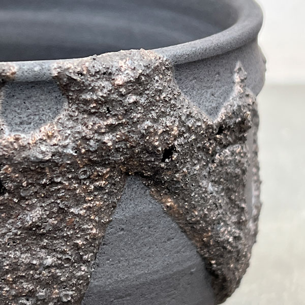 信楽焼き：金彩荒砂丸（直径約11.5cm）