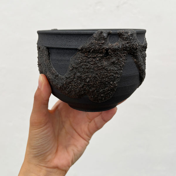 信楽焼き：金彩荒砂丸（直径約11.5cm）