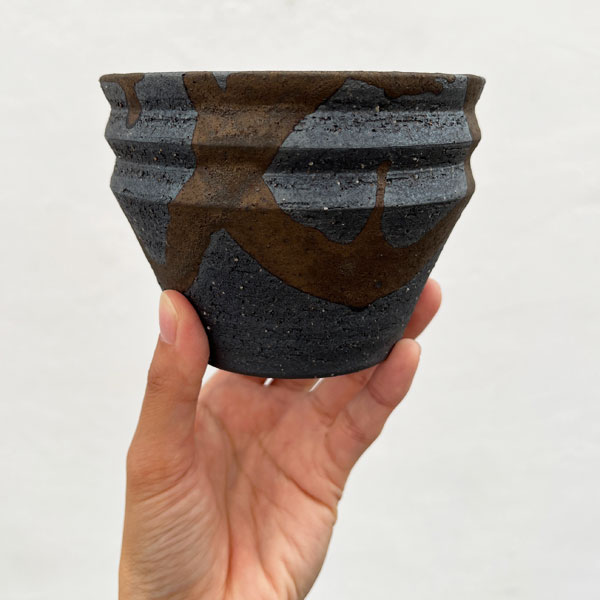 信楽焼き：金彩流し段型 M（直径約12cm）