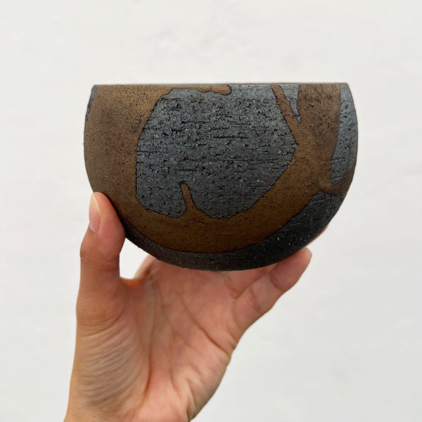 信楽焼き：金彩流し丸 M（直径約11.5cm）