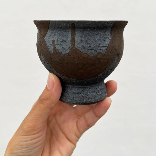 信楽焼き：金彩流しカップ型 S（直径約8.5cm）