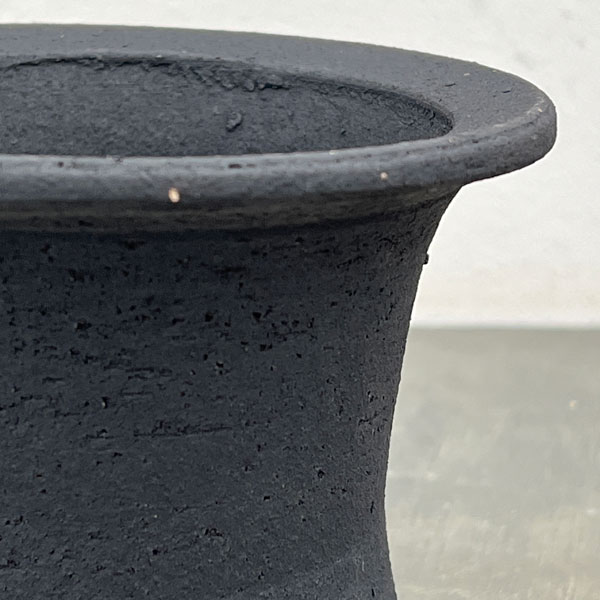 信楽焼き：黒化粧オモト 5号（直径約15cm）