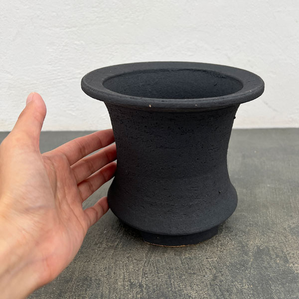 信楽焼き：黒化粧オモト 5号（直径約15cm）