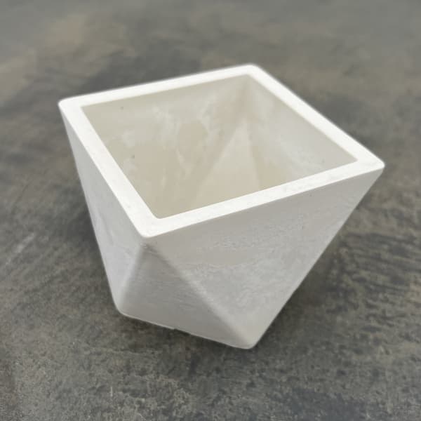 樹脂製鉢カバー・シティゼット ホワイト（幅10cm×高さ9cm）・底穴無し