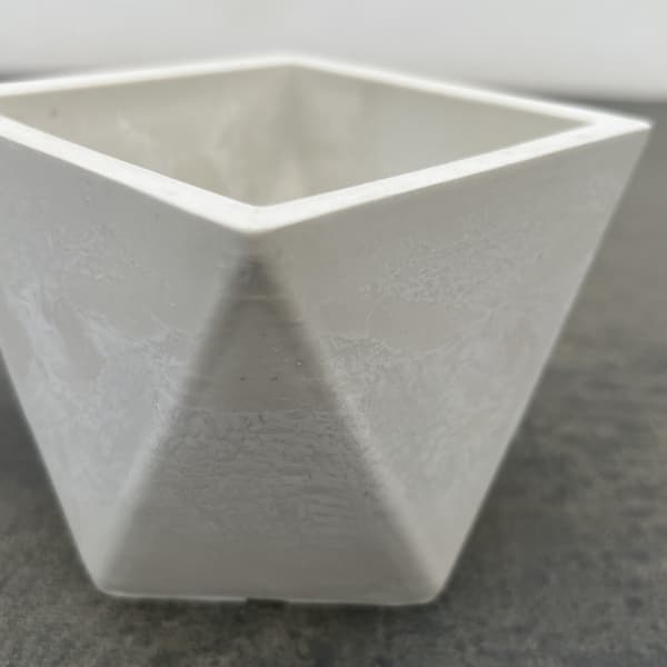 樹脂製鉢カバー・シティゼット ホワイト（幅10cm×高さ9cm）・底穴無し