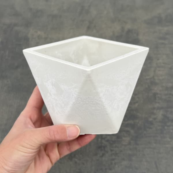 樹脂製鉢カバー・シティゼット ホワイト（幅10cm×高さ9cm）・底穴無し