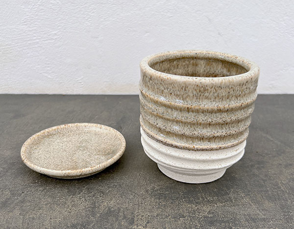 スパイラル ポット アンド ソーサー:ベージュ/Sサイズ(直径10.3cm、高さ11.4cm)