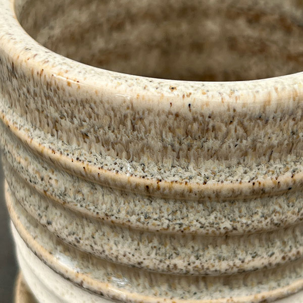 スパイラル ポット アンド ソーサー:ベージュ/Sサイズ(直径10.3cm、高さ11.4cm)