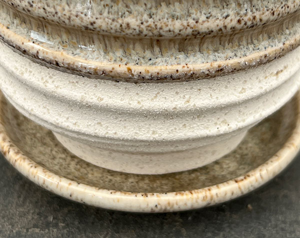 スパイラル ポット アンド ソーサー:ベージュ/Sサイズ(直径10.3cm、高さ11.4cm)