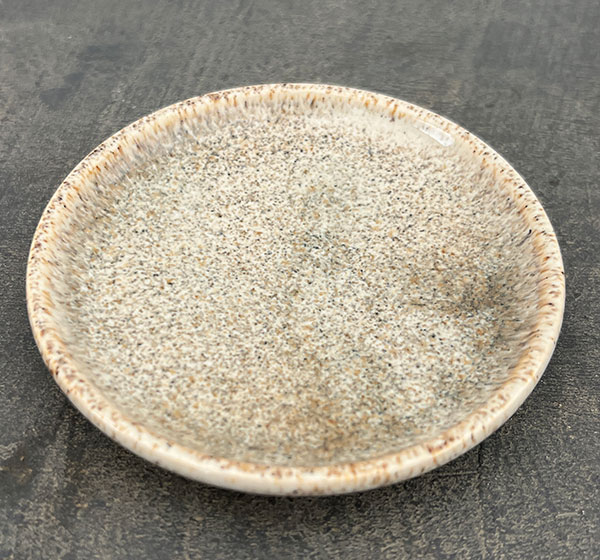 スパイラル ポット アンド ソーサー:ベージュ/Sサイズ(直径10.3cm、高さ11.4cm)