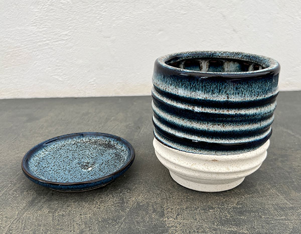 スパイラル ポット アンド ソーサー：ブルー／Sサイズ（直径10.3cm、高さ11.4cm）