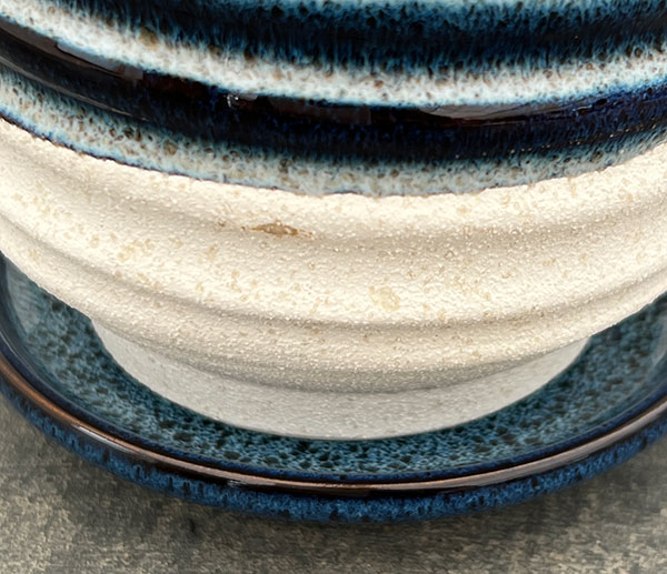 スパイラル ポット アンド ソーサー：ブルー／Sサイズ（直径10.3cm、高さ11.4cm）