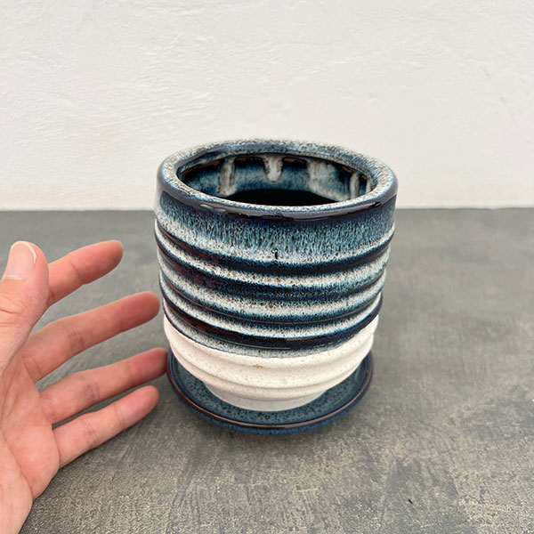 スパイラル ポット アンド ソーサー：ブルー／Sサイズ（直径10.3cm、高さ11.4cm）