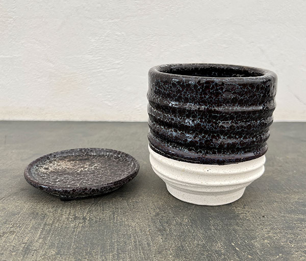 スパイラル ポット アンド ソーサー:ブラック/Sサイズ(直径10.3cm、高さ11.4cm)