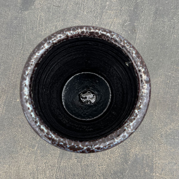 スパイラル ポット アンド ソーサー:ブラック/Sサイズ(直径10.3cm、高さ11.4cm)