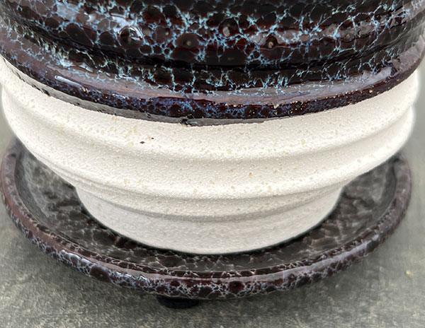 スパイラル ポット アンド ソーサー:ブラック/Sサイズ(直径10.3cm、高さ11.4cm)