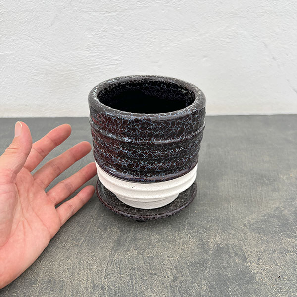 スパイラル ポット アンド ソーサー:ブラック/Sサイズ(直径10.3cm、高さ11.4cm)