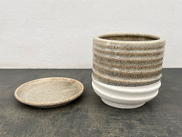 スパイラル ポット アンド ソーサー:ベージュ/Mサイズ(直径14.5cm、高さ14cm)