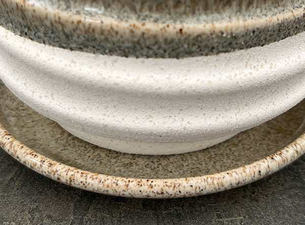 スパイラル ポット アンド ソーサー:ベージュ/Mサイズ(直径14.5cm、高さ14cm)