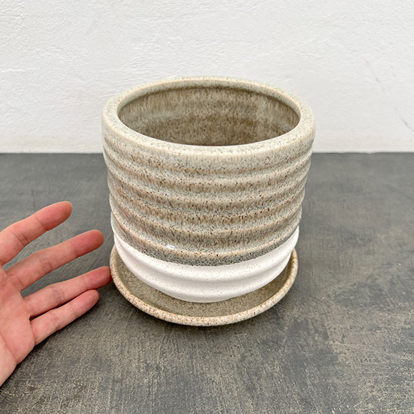 スパイラル ポット アンド ソーサー:ベージュ/Mサイズ(直径14.5cm、高さ14cm)