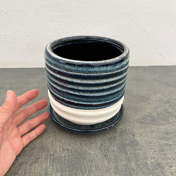 スパイラル ポット アンド ソーサー:ブルー/Mサイズ(直径14.5cm、高さ14cm)