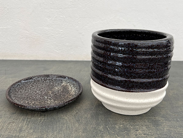 スパイラル ポット アンド ソーサー:ブラック/Mサイズ(直径14.5cm、高さ14cm)