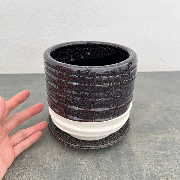 スパイラル ポット アンド ソーサー:ブラック/Mサイズ(直径14.5cm、高さ14cm)