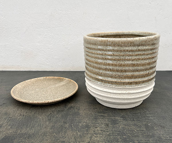 スパイラル ポット アンド ソーサー：ベージュ／Lサイズ（直径17cm、高さ17.1cm）
