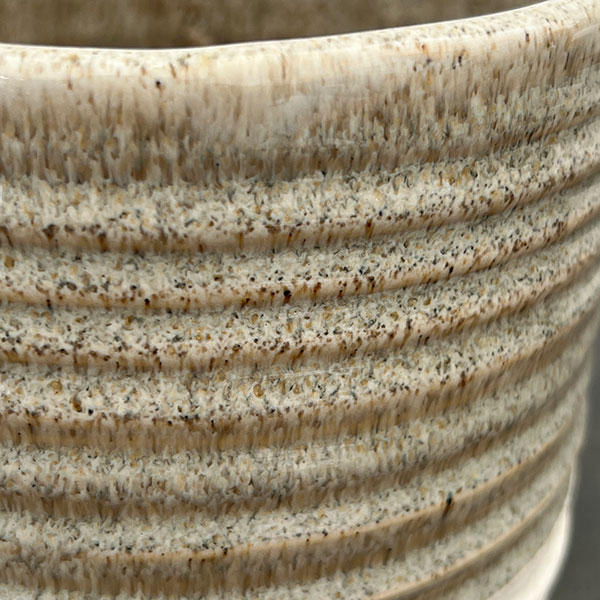 スパイラル ポット アンド ソーサー：ベージュ／Lサイズ（直径17cm、高さ17.1cm）
