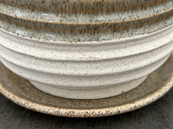 スパイラル ポット アンド ソーサー：ベージュ／Lサイズ（直径17cm、高さ17.1cm）