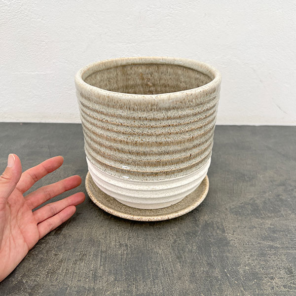 スパイラル ポット アンド ソーサー：ベージュ／Lサイズ（直径17cm、高さ17.1cm）