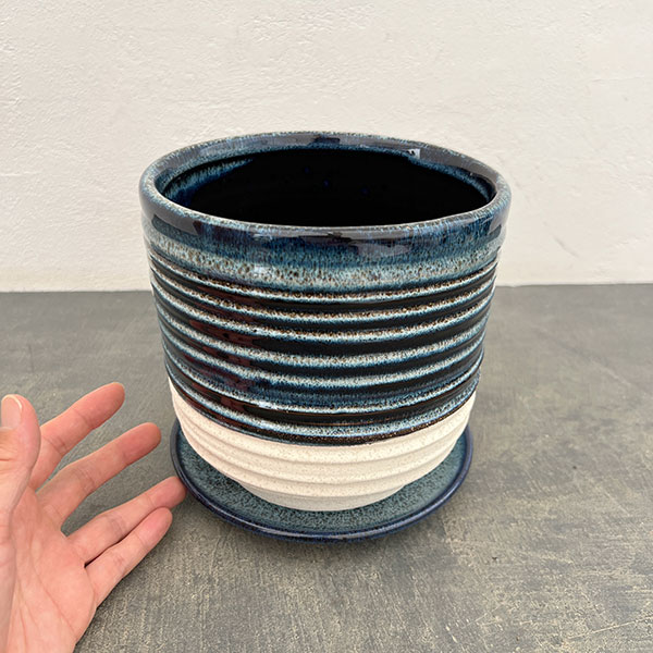 スパイラル ポット アンド ソーサー:ブルー/Lサイズ(直径17cm、高さ17.1cm)