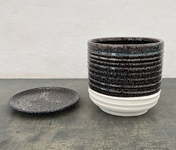 スパイラル ポット アンド ソーサー:ブラック/Lサイズ(直径17cm、高さ17.1cm)