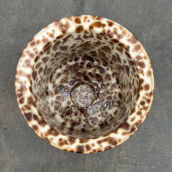 フレック ポット アンド ソーサー：ブラウン／Mサイズ（直径13.5cm、高さ14cm）