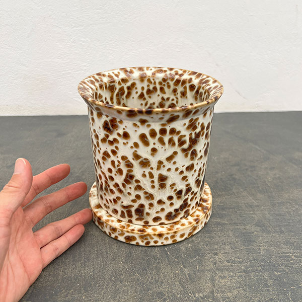 フレック ポット アンド ソーサー：ブラウン／Mサイズ（直径13.5cm、高さ14cm）