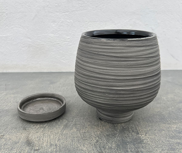 スワール ポット アンド ソーサー:グレー/Sサイズ(直径13cm、高さ13.7cm)