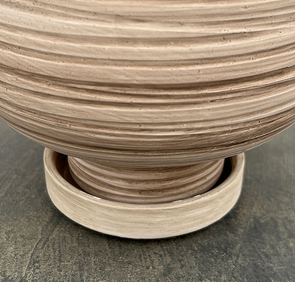 スワール ポット アンド ソーサー:ベージュ/Mサイズ(直径15cm、高さ15.4cm)