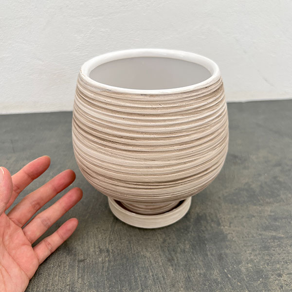 スワール ポット アンド ソーサー:ベージュ/Mサイズ(直径15cm、高さ15.4cm)