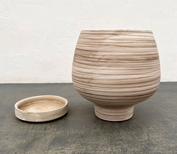 スワール ポット アンド ソーサー：ベージュ／Lサイズ（直径17cm、高さ17.8cm）