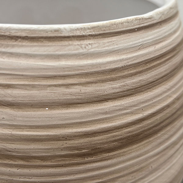 スワール ポット アンド ソーサー：ベージュ／Lサイズ（直径17cm、高さ17.8cm）