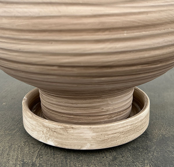 スワール ポット アンド ソーサー：ベージュ／Lサイズ（直径17cm、高さ17.8cm）