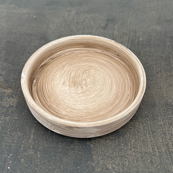 スワール ポット アンド ソーサー：ベージュ／Lサイズ（直径17cm、高さ17.8cm）