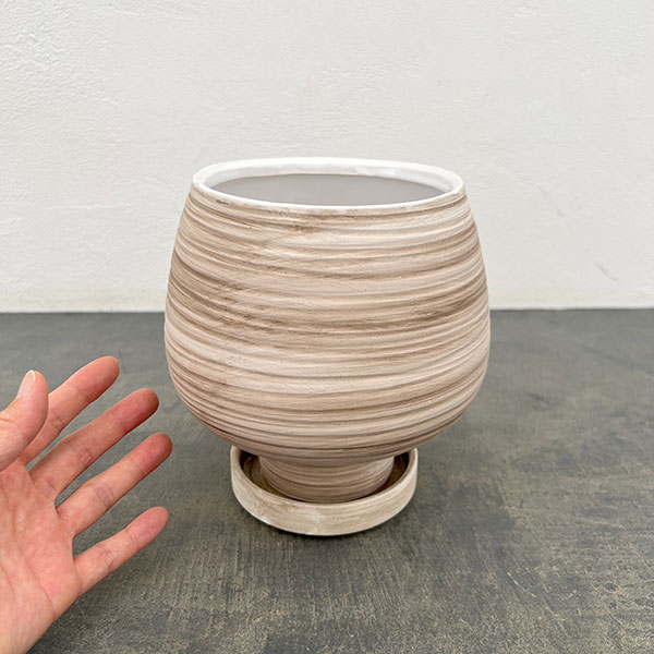 スワール ポット アンド ソーサー：ベージュ／Lサイズ（直径17cm、高さ17.8cm）