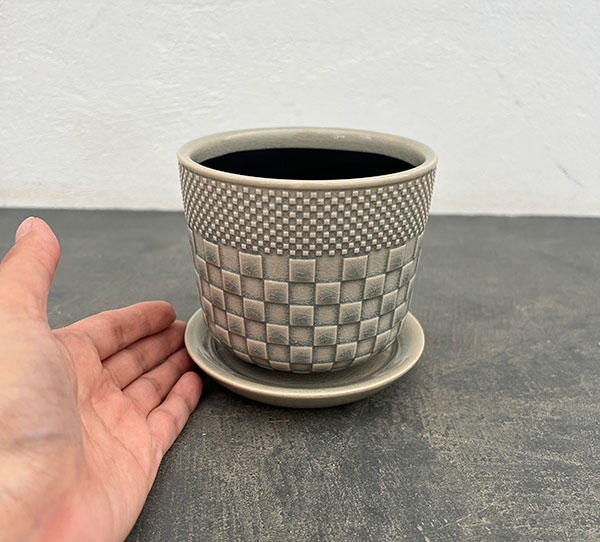 プラッド ポット アンド ソーサー:ライトグレー/Sサイズ(直径11.3cm、高さ10.2cm)