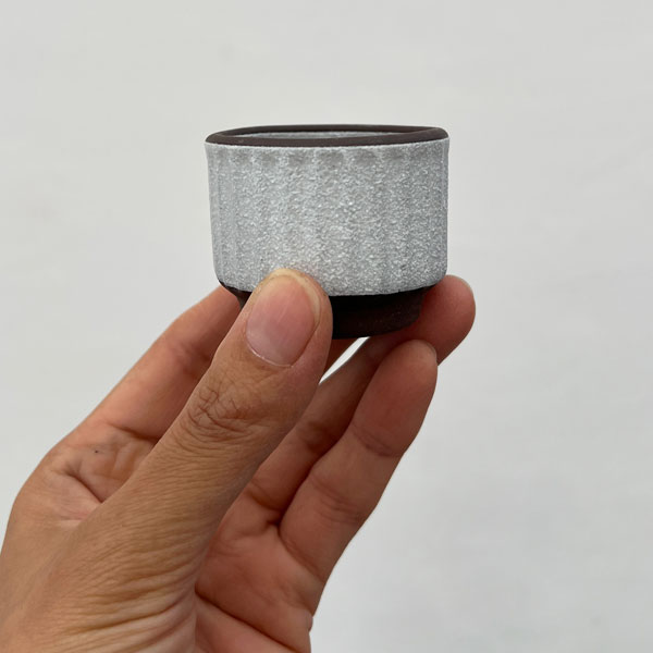 マメポットC　丸形縦筋・鉢色おまかせ1鉢（直径約4.8cm）