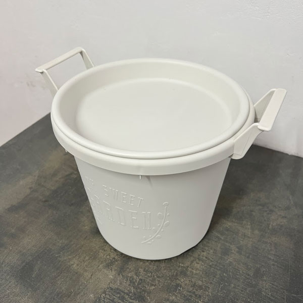 グロウコンテナ30型(直径30cm)とプレート(ホワイト)と培養土と土入れのセット