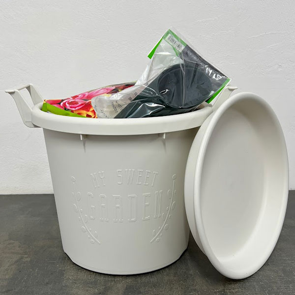 グロウコンテナ30型(直径30cm)とプレート(ホワイト)と培養土と土入れのセット